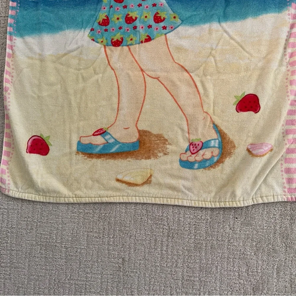 2006 Strawberry Shortcake Beach Towel Girl with Shell Hard to Find